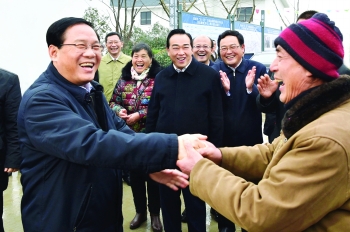 2月3日，春節(jié)后上班第一天，省委書記李強(qiáng)來我市基層走訪調(diào)研，看望鹽城“6.23”特大龍卷風(fēng)冰雹災(zāi)害受災(zāi)群眾。.jpg