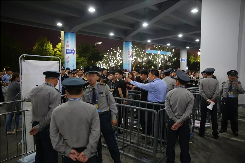 圖為保安隊員們快速反應(yīng)，處置突發(fā)事件。.png
